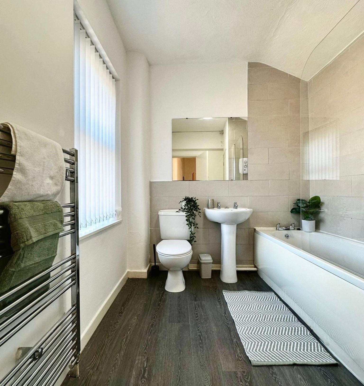 Spacious 3-Bedroom Family Home In Ince Εξωτερικό φωτογραφία